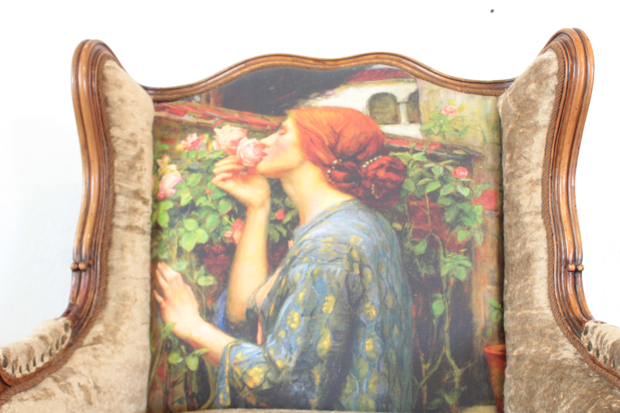 romantische Szene einer Frau mit Rosen