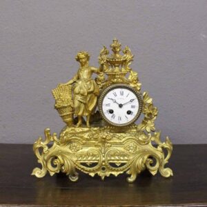 Zauberhafte antike barocke Kaminuhr aus Zink gebaut und vergoldet und mit aufwendigen floralen Ornamenten verziert