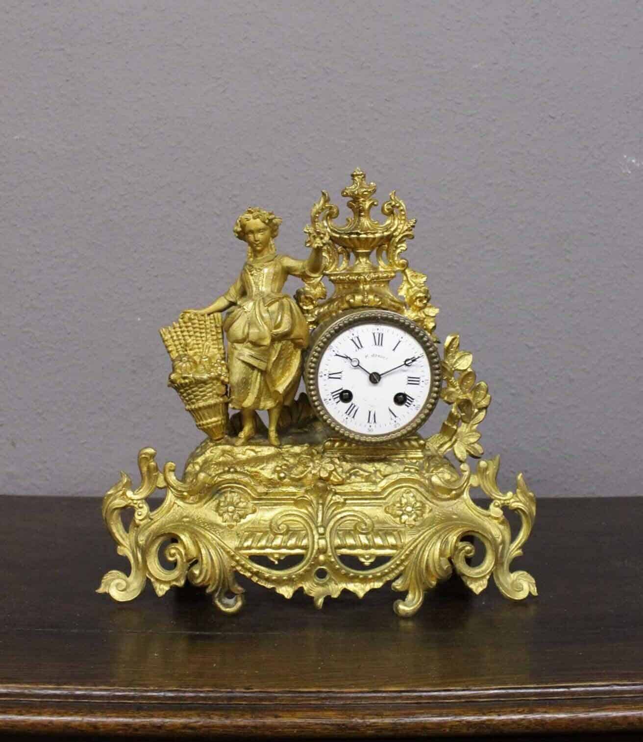 Zauberhafte antike barocke Kaminuhr aus Zink gebaut und vergoldet und mit aufwendigen floralen Ornamenten verziert