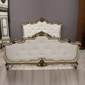 Prunkvolles antikes Doppelbett aus Echtholz mit floralen Schnitzereien