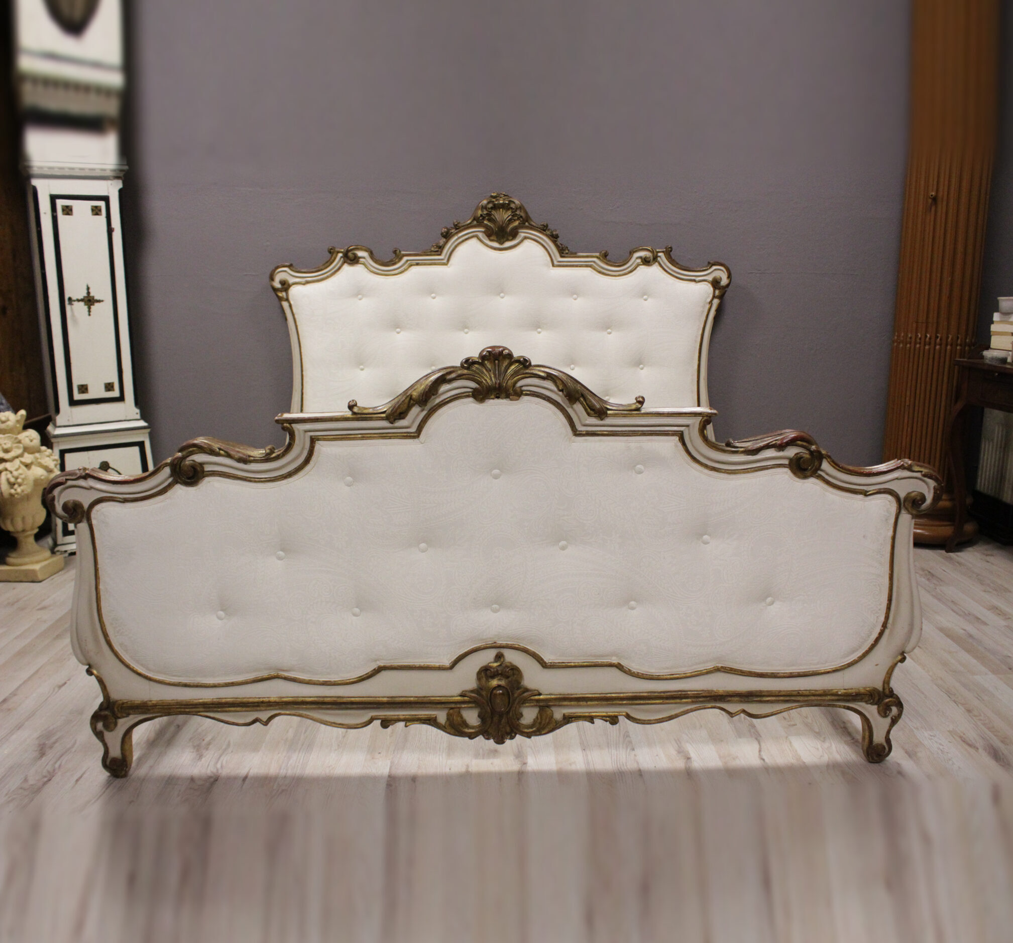 Prunkvolles antikes Doppelbett aus Echtholz mit floralen Schnitzereien